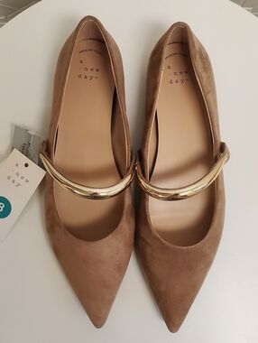 NWT New Day Taupe Cassidee Pointed Flats with Gold Accent Strap Size 8